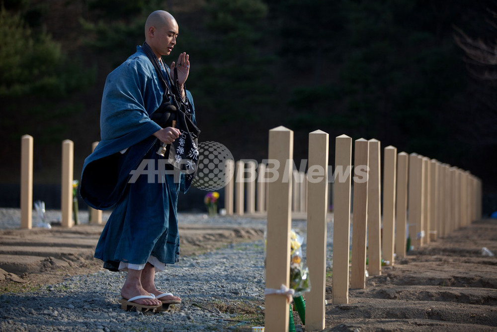 被災地で祈りを捧げる僧侶たち 写真14枚 国際ニュース：AFPBB News