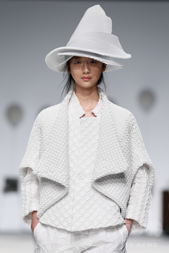 3Dスチームストレッチ技術でボリューミーかつ軽やかに、「イッセイミヤケ」15年春夏