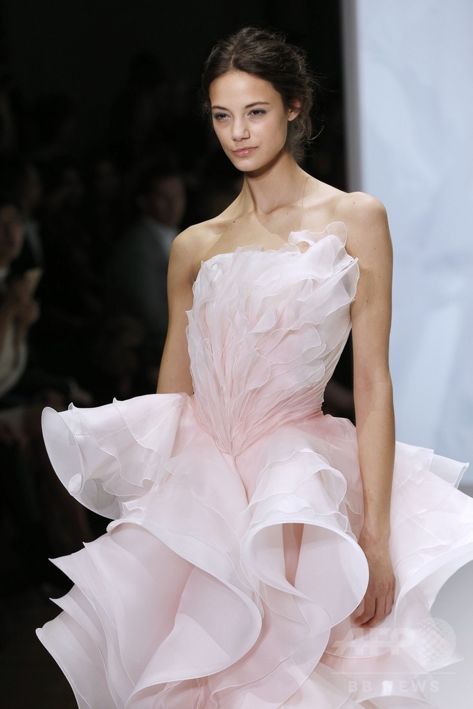 フェミニンで繊細なドリームドレス、「ラルフ＆ルッソ」15年春夏オートクチュール