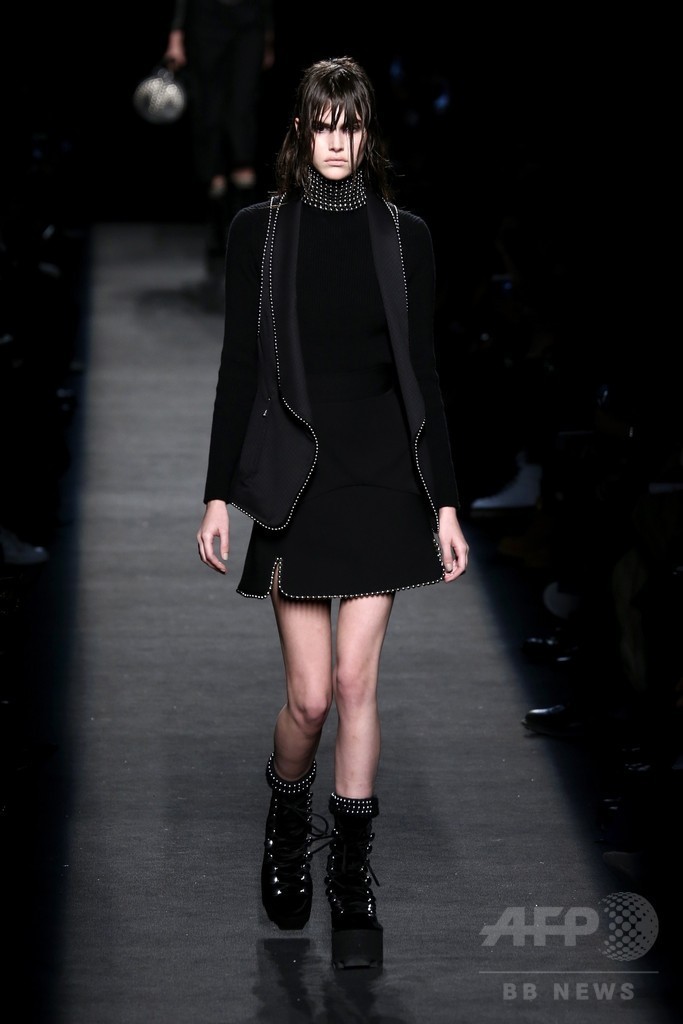 レザーやベルベットで表現するヘビメタ、「アレキサンダー ワン」15/16年秋冬