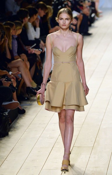 戦後のDIYカルチャーから着想、「ニナ リッチ」15年春夏