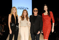 米ニューヨークで「メルセデス・ベンツ ファッション・ウィーク（Mercedes-Benz Fashion Week）」に行われた「プロジェクト・ランウェイ（Project Runway）」のショーで、キャットウォークに登場した米ファッションデザイナー、ローレン・スコット（L&apos;Wren Scott）さん（右、2011年9月9日撮影）。(c)AFP/Getty Images for Mercedes-Benz Fashion Week/Fernanda Calfat