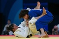 パリ五輪、柔道女子52キロ級2回戦。ウズベキスタンのディヨラ・ケルディヨロワ（左）と対戦する阿部詩（2024年7月28日撮影）。(c)Luis ROBAYO / AFP
