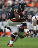 バイキングスのCBアントニー・ウィンフィールド（%%Antoine Winfield%%）のタックルをかわすベアーズのRBセドリック・ベンスン（%%Cedric Benson%%、手前）。(c)AFP/Getty Images Jonathan Daniel