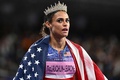 パリ五輪、陸上女子400メートルハードル決勝。勝利を喜ぶ米国のシドニー・マクラフリンレブロニ（2024年8月8日撮影）。(c)Jewel SAMAD / AFP