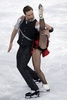 フィギュアスケート・グランプリ（GP）シリーズ第5戦、エリック ・ボンパール杯（Trophee Eric Bompard 2013）アイスダンス・ショートダンス（SD）。演技に臨むナタリー・プシャラ（Nathalie Pechalat）/ ファビアン・ブルザ（Fabian Bourzat）組（2013年11月15日撮影）。(c)AFP/KENZO TRIBOUILLARD