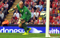 14-15イングランド・プレミアリーグ第4節、リバプール（Liverpool FC）対アストン・ビラ（Aston Villa）。リバプールのフィリペ・コウチーニョ・コレイア（Philippe Coutinho Correia）が放ったシュートがポストに嫌われた場面を見つめるアストン・ビラのGKブラッド・グサン（Brad Guzan、2014年9月13日撮影）。(c)AFP/PAUL ELLIS