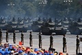 中国・北京の天安門広場で行われた抗日戦争勝利70年記念行事でパレードする中国人民解放軍の99式戦車部隊（2015年9月3日撮影）。(c)AFP/GREG BAKER