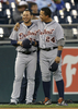 米大リーグ（MLB）のデトロイト・タイガース（Detroit Tigers）に所属するミゲル・カブレラ（Miguel Cabrera）が、45年ぶりの3冠王に輝いた。

カンザスシティ・ロイヤルズ（Kansas City Royals）との試合前にチームメイトのジョニー・ペラルタ（Jhonny Peralta、左）と言葉を交わすミゲル・カブレラ（2012年10月3日撮影）。(c)AFP/Getty Images/Ed Zurga