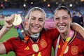 サッカー女子W杯オーストラリア・ニュージーランド大会、決勝、スペイン対イングランド。優勝を喜ぶスペインのアレクシア・プテラス（左）とヘニフェル・エルモソ（2023年8月20日撮影）。(c)FRANCK FIFE / AFP