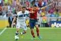 サッカーコンフェデレーションズカップ2013（Confederations Cup 2013）は27日、フォルタレーザ（Fortaleza）で準決勝が行われ、スペインが7-6でイタリアとのPK戦を制し、ブラジルとの決勝に進出した。

スペインのセルヒオ・ブスケッツ（Sergio Busquets、右）とボールを競るイタリアのクラウディオ・マルキジオ（Claudio Marchisio、2013年6月27日撮影）。(c)AFP/VINCENZO PINTO