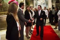 パリ（Paris）・モンテーニュ通り（Avenue Montaigne）にある老舗ホテル「プラザ・アテネ（Plaza Athenee）」で、改装前の最後の客を玄関ホールから見送る従業員（2013年10月1日撮影）。(c)AFP/FRED DUFOUR