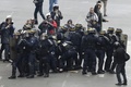 仏パリで行われた労働法改正案への抗議デモで、負傷して地面に横たわる警官の周りに集まる警官隊（2016年4月28日撮影）。(c)AFP/DOMINIQUE FAGET