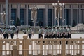 中国・北京の天安門広場を行進する人民武装警察（2020年6月4日撮影）。(c)NICOLAS ASFOURI / AFP