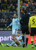 12-13ドイツ・ブンデスリーガ1部は9日、第21節の試合が各地で行われ、ボルシア・ドルトムント（Borussia Dortmund）は1-4でハンブルガーSV（Hamburger SV）に敗れた。

主審に一発退場を命じられるハンブルガーSVのジェフリー・ブルマ（Jeffrey Bruma、下、2013年2月9日撮影）。(c)AFP/PATRIK STOLLARZ