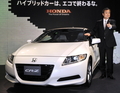 都内のショールームで、スポーツタイプの新小型ハイブリッド車（HV）「CR-Z」を披露するホンダ（Honda Motor）の伊東孝紳（Takanobu Ito）社長（2010年2月25日撮影）。(c)AFP/Yoshikazu TSUNO