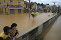 ブラジル･サンパウロ（Sao Paulo）から西に35キロのFranco da Rochaで、水没した道路（2011年1月12日撮影）。(c)AFP/Mauricio LIMA