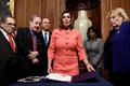 米首都ワシントンで、ドナルド・トランプ大統領の弾劾訴追決議に署名したナンシー・ペロシ下院議長（2020年1月15日撮影）。(c)Brendan Smialowski / AFP