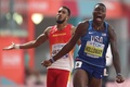 第17回世界陸上ドーハ大会、男子110メートルハードル決勝。優勝を喜ぶ米国のグラント・ホロウェイ（右、2019年10月2日撮影）。(c)KARIM JAAFAR / AFP