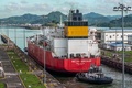 パナマ市で、パナマ運河の閘門を通過する貨物船（2023年8月25日撮影）。(c)Ivan PISARENKO / AFP