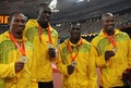 北京五輪の陸上・男子4×100メートルリレーを制し、表彰式でメダルを手にポーズをとるジャマイカチーム（2008年8月23日撮影、資料写真）。(c)AFP/FABRICE COFFRINI