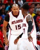 14-15NBAプレーオフ・イースタンカンファレンス準決勝（7回戦制）、アトランタ・ホークス対ワシントン・ウィザーズ。コート上でチームメートのジェフ・ティアグと言葉を交わすアトランタ・ホークスのアル・ホーフォード（2015年5月5日撮影）。(c)AFP/Getty Images/Kevin C. Cox