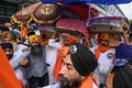 インドの首都にあるデリー国際空港で、アフガニスタンから退避してきたシーク教徒が持ち帰った同教の聖典「グル・グラント・サーヒブ」を運ぶ男性（2021年8月24日撮影）。(c)Money SHARMA / AFP