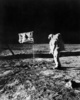 月面上に掲げた米国旗のそばに立つ、アポロ11号（Apollo XI）のエドウィン・オルドリン（Edwin Aldrin）宇宙飛行士（1969年7月21日撮影）。(c)AFP