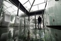 中国中部・湖南省長沙の景勝地、石燕湖にあるガラス張りの公衆トイレを訪れた観光客（2016年9月29日撮影）。(c)AFP