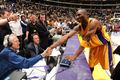 08-09NBA西カンファレンスプレーオフ1回戦、ロサンゼルス・レイカーズ（%%Los Angeles Lakers%%）対ユタ・ジャズ（%%Utah Jazz%%）第5戦。試合はレイカーズが107-96で勝利し、通算戦績を4勝1敗として同準決勝に進んだ。レイカーズは、コービー・ブライアント（%%Kobe Bryant%%）が両チーム最多の31得点を奪って勝利し、5戦目でジャズとのプレーオフ1回戦を制した。写真は試合後に今シーズンで引退するジャズの名物チームアナウンサーのロッド・ハンドリー（%%Rod Hundley%%）氏と握手を交わすレイカーズのコービー・ブライアント（右）。（2009年4月27日撮影）(c)AFP/Getty Images/NBAE/Andrew D. Bernstein