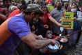 ブラジル・サンパウロの証券取引所前で抗議するホームレス労働者運動（MTST）のメンバー（2021年9月23日撮影）。(c)NELSON ALMEIDA / AFP