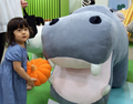 2007年7月21日、千葉の東武百貨店船橋店「船橋タオル動物園」で、タオルで作られたカバのぬいぐるみとそばで遊ぶ女の子。(c)AFP/TOSHIFUMI KITAMURA