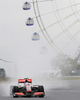 09F1第15戦日本GP（%%Japanese Grand Prix 2009%%）フリー走行1回目。24周を走行しトップタイムとなるベストラップ1分40秒356を記録したマクラーレン・メルセデス（%%McLaren-Mercedes%%）のヘイッキ・コバライネン（%%Heikki Kovalainen%%）。（2009年10月2日撮影）(c)AFP/TOSHIFUMI KITAMURA