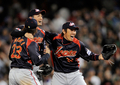 第2回ワールド・ベースボール・クラシック（%%2009 World Baseball Classic%%）決勝、韓国を延長10回5-3で下し、大会連覇を果たして喜びを分かち合う日本の（左から）青木宣親（%%Norichika Aoki%%）、イチロー（%%Ichiro Suzuki%%）、内川聖一（%%Seiichi Uchikawa%%）。（2009年3月23日撮影）(c)AFP/Getty Images/Kevork Djansezian
