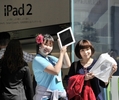 都内のアップルストアでiPad 2を購入した女性たち（2011年4月28日撮影）。(c)AFP/Yoshikazu TSUNO