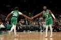 22-23NBAプレーオフ、イースタンカンファレス準決勝（7回戦制）、ボストン・セルティックス対フィラデルフィア・セブンティシクサーズ。得点を喜び合うボストン・セルティックスのジェイレン・ブラウン（右）とマーカス・スマート（2023年5月14日撮影）。(c)Adam Glanzman/Getty Images/AFP