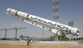 カザフスタンのバイコヌール宇宙基地（Baikonur Cosmodrome）で発射台に設置されるイスラエルの通信衛星「AMOS-3」を積載したロケット（2008年4月21日撮影）。(c)AFP