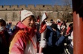 北京冬季五輪、聖火リレー2日目。「万里の長城」でトーチを手にする俳優のジャッキー・チェンさん（2022年2月3日撮影）。(c)NOEL CELIS / AFP