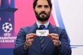 サッカー欧州チャンピオンズリーグ、決勝トーナメント1回戦の組み合わせ抽選会。リバプールのくじを引く元トルコ代表のハミト・アルティントップ氏（2022年11月7日撮影）。(c)Fabrice COFFRINI / AFP