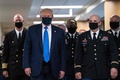 米メリーランド州ベセスダにあるウォルター・リード米軍医療センターを訪れた際にマスクを着用したドナルド・トランプ米大統領（2020年7月11日撮影）。(c)ALEX EDELMAN / AFP
