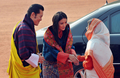 ブータンのジグミ・ケサル・ナムゲル・ワンチュク（Jigme Khesar Namgyel Wangchuck）国王（31）とジェツン・ペマ（Jetsun Pema）王妃（21）は24日、挙式後初の外遊でインドを公式訪問した。

国王夫妻はニューデリー（New Delhi）で、マンモハン・シン（Manmohan Singh）首相と会談。その後、プラティバ・パティル（Pratibha Patil）大統領との夕食会に臨み、数々の歴史的建築物で知られる西部ラジャスタン（Rajasthan）に列車で向かった。

インドは人道物資や水力発電所建設、軍事訓練などでブータンを援助しており、ブータンとは緊密な関係にある。

写真は、ジェツン・ペマ王妃（中央）をパティル大統領（右）に紹介するワンチュク国王（2011年10月24日撮影）。(c)AFP/ Prakash SINGH