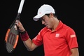 全豪オープンテニス、男子シングルス4回戦。ラケットをたたきつける錦織圭（2017年1月22日撮影）。(c)AFP/SAEED KHAN