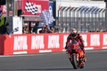 ロードレース世界選手権、第16戦日本GP。チェッカーフラッグを受けるドゥカティ・レノボ・チームのフランチェスコ・バニャイア（2024年10月6日撮影）。(c)Toshifumi KITAMURA / AFP