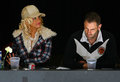 写真は、試合を観戦する歌手のクリスティーナ・アギレラ（%%Christina Aguilera%%、左）。(c)AFP/Getty Images Jeff Vinnick