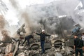パレスチナ自治区ガザ地区ラファで、イスラエルの爆撃で破壊された建物と生存者を探す人々（2023年12月14日撮影、資料写真）。(c)MAHMUD HAMS / AFP