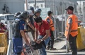 トルコ・イスタンブールの新空港建設現場の入り口で、警察による持ち物検査を受ける作業員（2018年9月15日撮影）。(c)BULENT KILIC / AFP