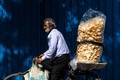 暑い日となったインド・ニューデリーで、自転車に乗る男性（2020年5月26日撮影）。(c)Jewel SAMAD / AFP