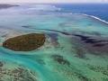 モーリシャスの上空から撮影した、貨物船わかしおから漏出した燃料が広がる海面（2020年8月8日撮影）。(c)AFP