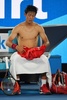 全豪オープンテニス、男子シングルス4回戦。シャツを交換する錦織圭（2017年1月22日撮影）。(c)AFP/SAEED KHAN