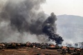 レバノン南部で、イスラエル軍の空爆によって立ち上る煙（2024年10月7日撮影）。(c)AFP